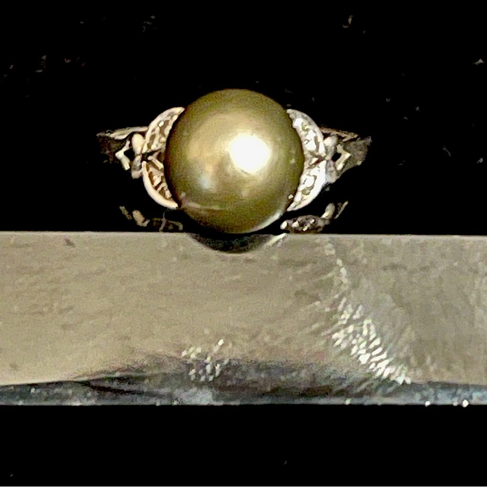 Beautiful Tahitian, silver gray, known as a black pearl with diamonds. Size 7.5